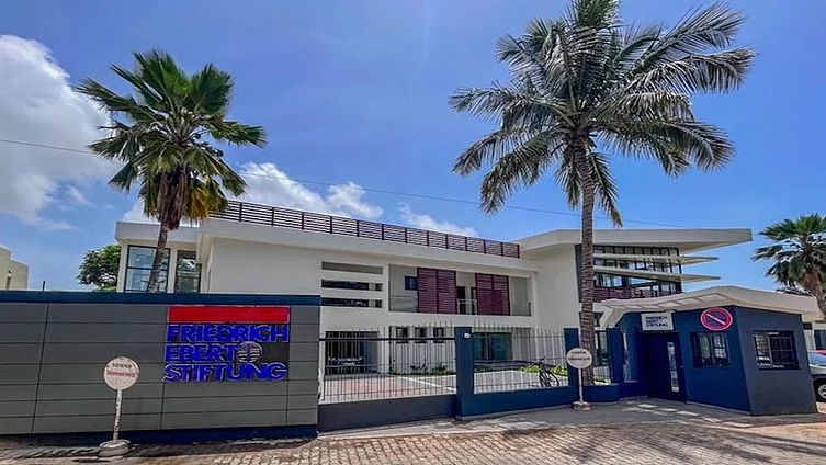 Ce bâtiment abrite les bureaux de la Fondation Friedrich Ebert (FES) à Dakar, au Sénégal. Il s'agit d'un bâtiment blanc de deux étages, doté d'un hall d'entrée moderne, d'un jardin agrémenté de palmiers et d'un mur de façade arborant le logo de la fondation.