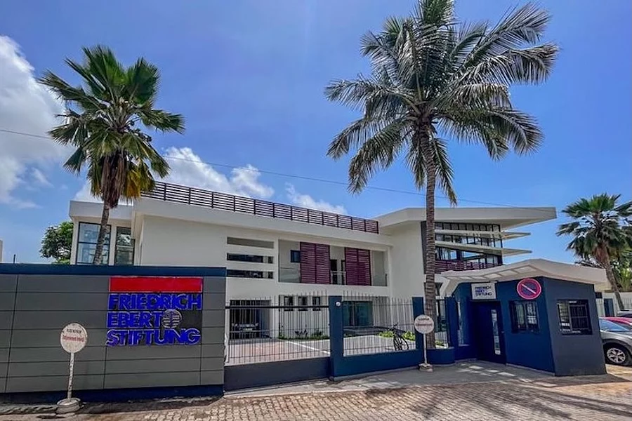 Ce bâtiment abrite les bureaux de la Fondation Friedrich Ebert (FES) à Dakar, au Sénégal. Il s'agit d'un bâtiment blanc de deux étages, doté d'un hall d'entrée moderne, d'un jardin agrémenté de palmiers et d'un mur de façade arborant le logo de la fondation.